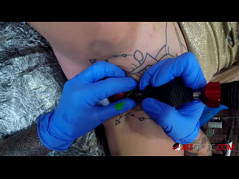 ❤️ Ekstrèmman tatoue hottie Sully Savage te fè yon tatoo sou klitoris li ❤️ Videyo sèks nan nou ❌️