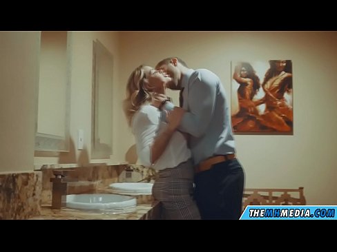 ❤️ Lè yon blond bèl sedui ou nan yon twalèt piblik ❤️ Videyo sèks nan nou ❌️